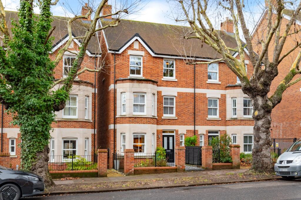 5-bed semi-detached on Warwick Avenue, Bedford, MK40, £500,000