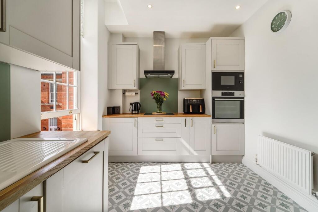 Apartment in Epsom and Ewell, Manor Park - View 5