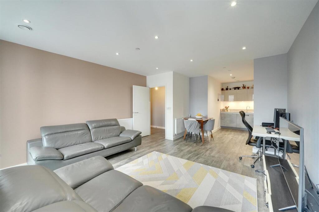 Apartment in London, Ponders End - More