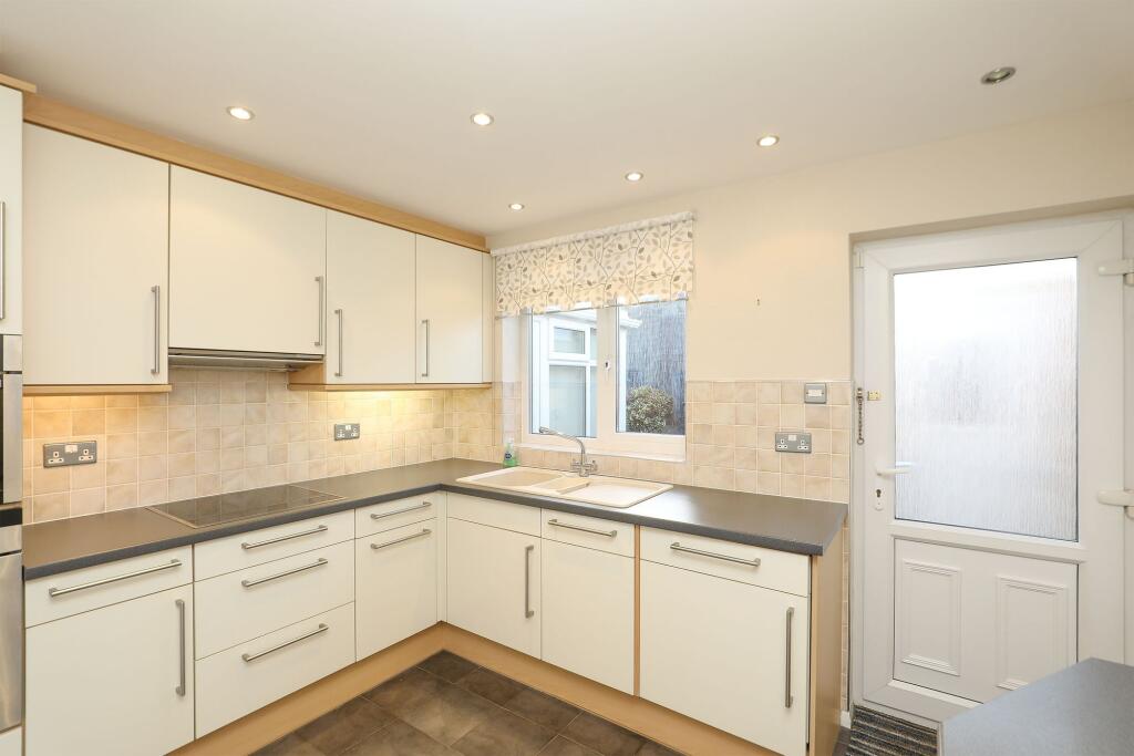 Barton Crescent, Chesterfield, S40 photo 2