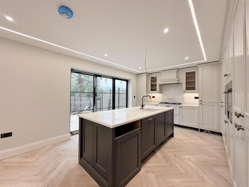 House in Tameside, Stalyhill - More