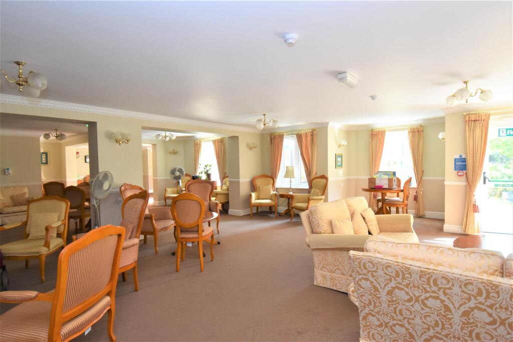 Apartment in Southend-on-Sea - More