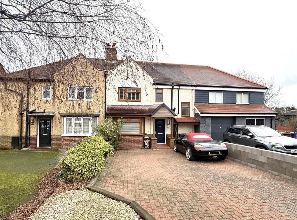 3-bed house on Park Lane, Tutbury, Burton-On-Trent, £270,000