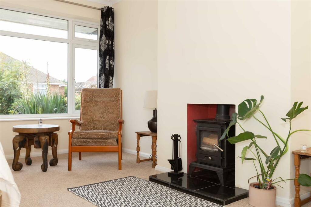 House in Worthing, Broadwater - More