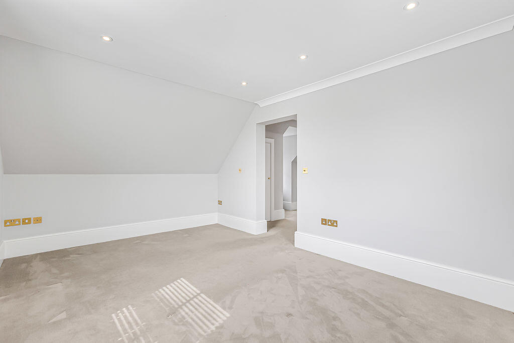 House in Broxbourne, Hertfordshire - More