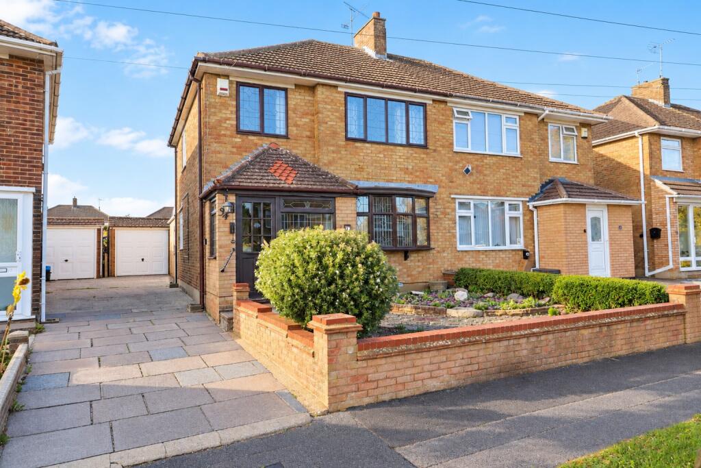 3-bed semi-detached on Alpine Way, Sundon Park, Luton, LU3 3HF, £370,000