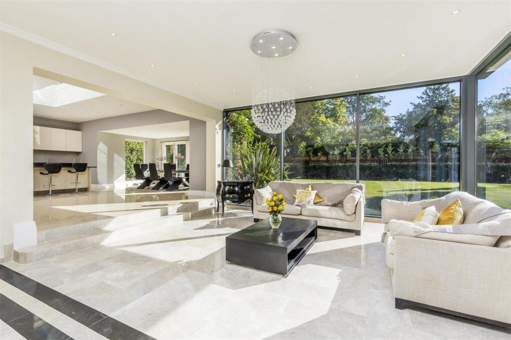 House in London, Royal Borough of Kingston upon Thames - View 4