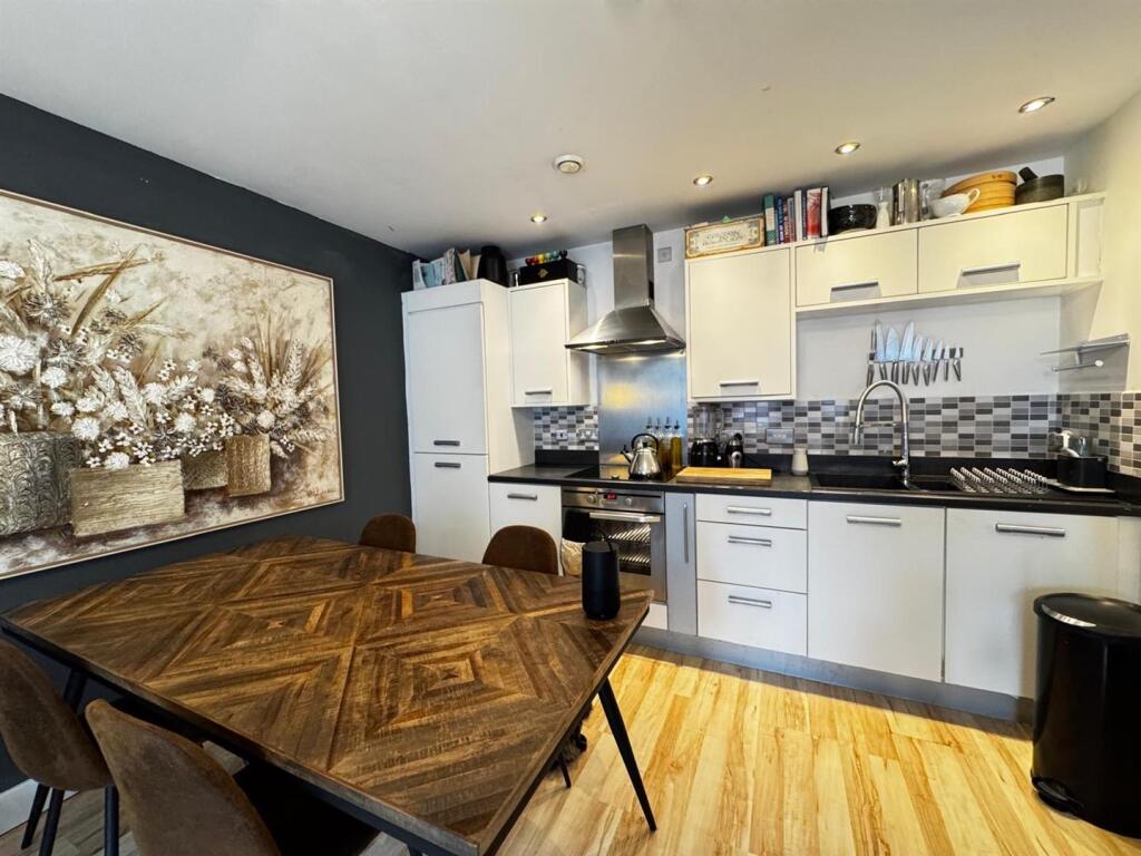 Apartment in Manchester, Hulme - View 5