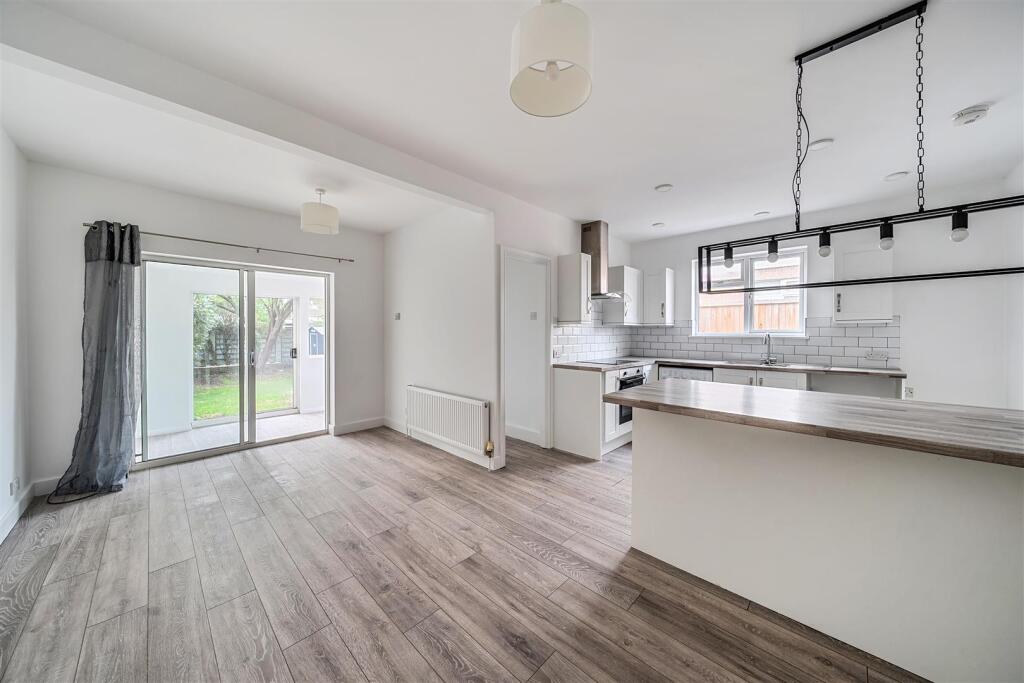 2-bed semi-detached on Leicester Avenue, Rochford, £325,000