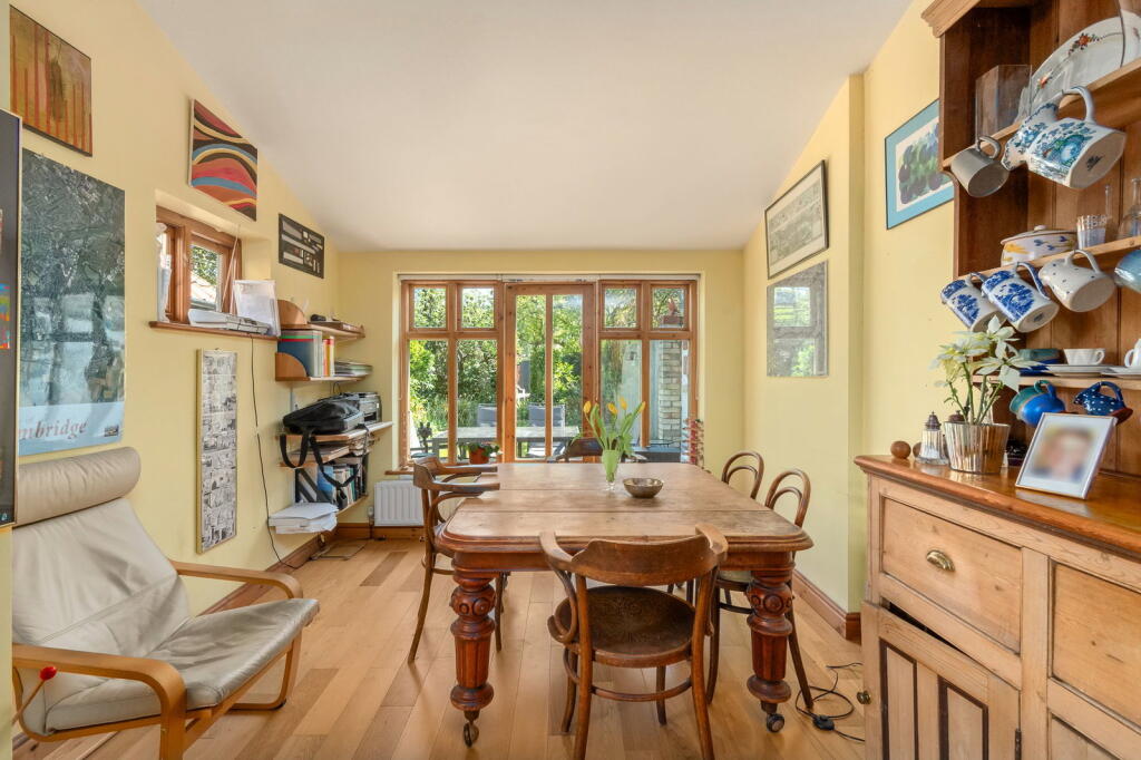House in Cambridge, Cambridgeshire - More