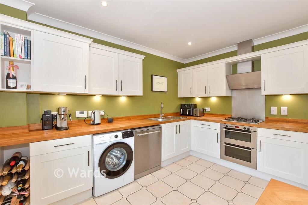 2-bed flat on The Lakes, Larkfield, Kent, £300,000