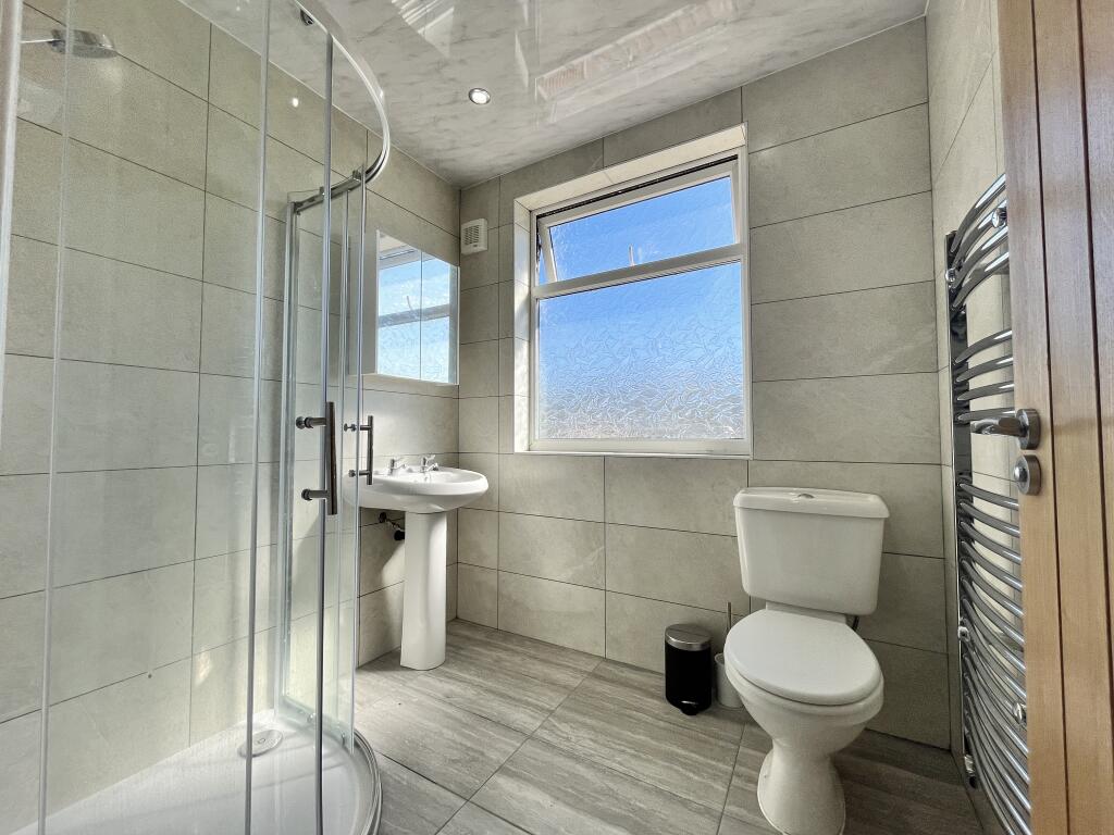 4 bedroom end of terrace house for rent