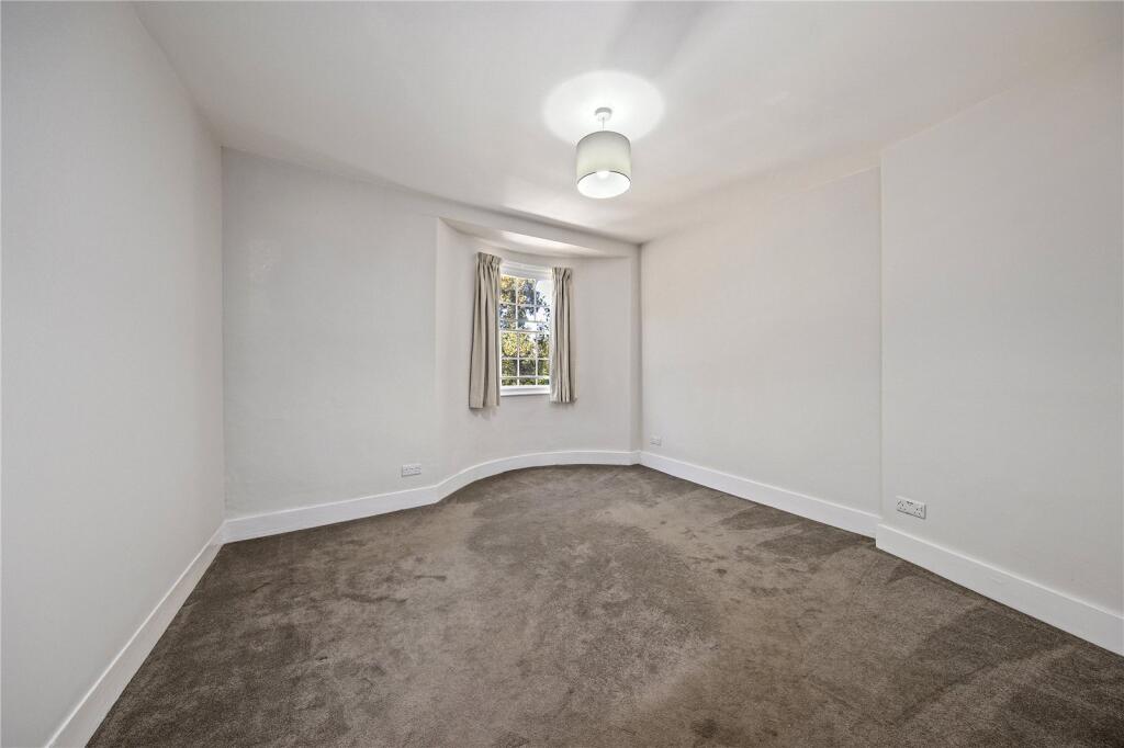 House in Richmond, Kew - More