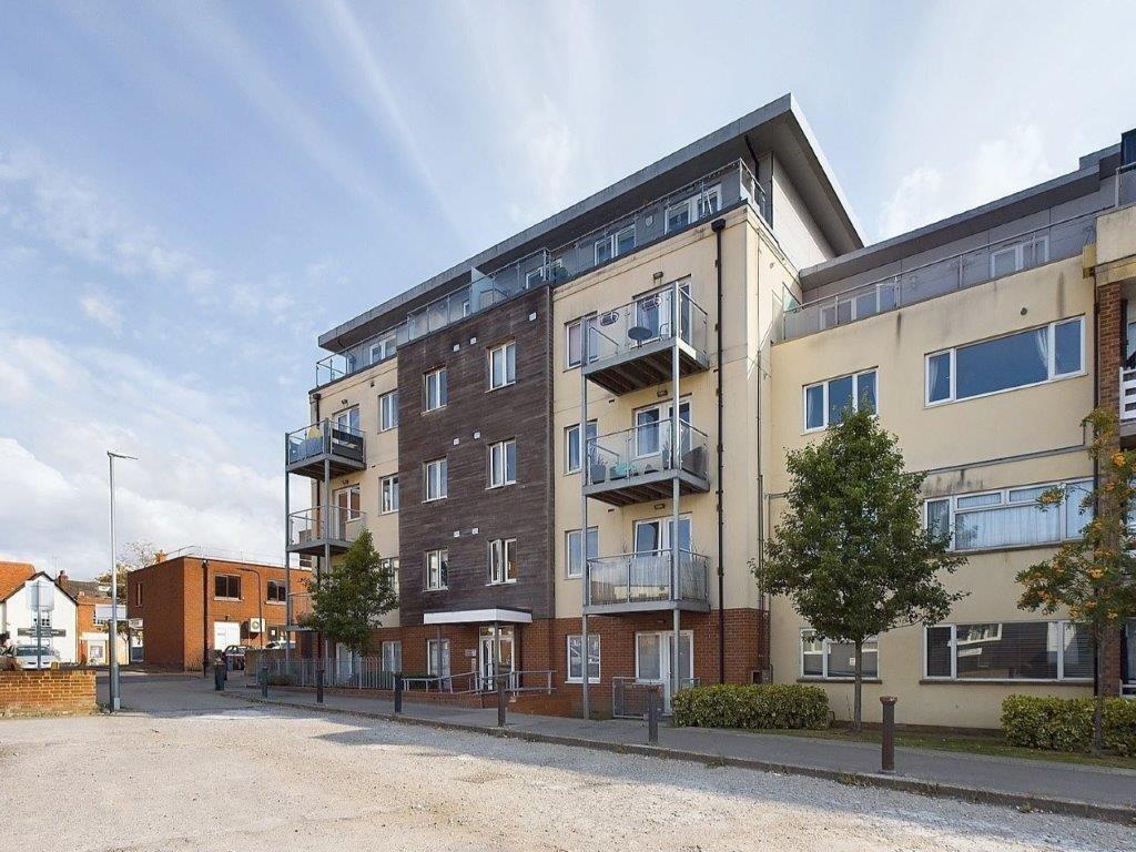 2-bed flat on St. Ediths Court, Billericay, Essex, CM12 9HZ, £280,000