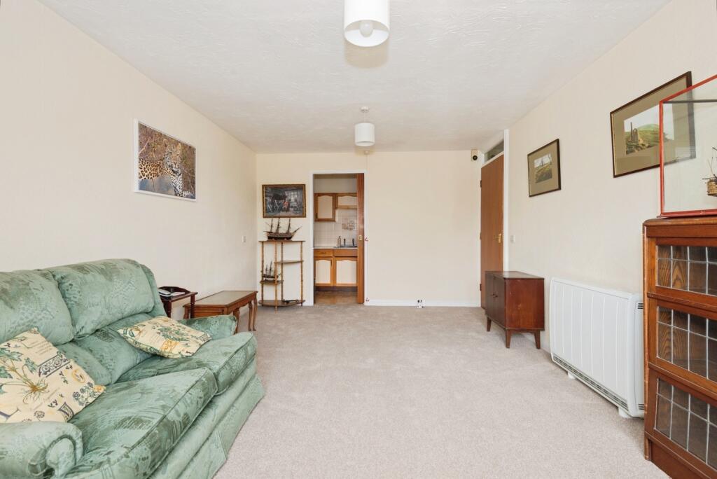 Apartment in Mole Valley, Leatherhead - View 3