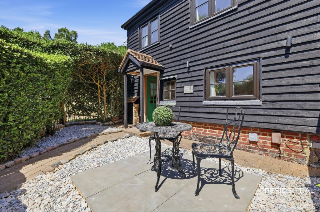 House in Rickmansworth, Appletree Dell, Chorleywood - View 3