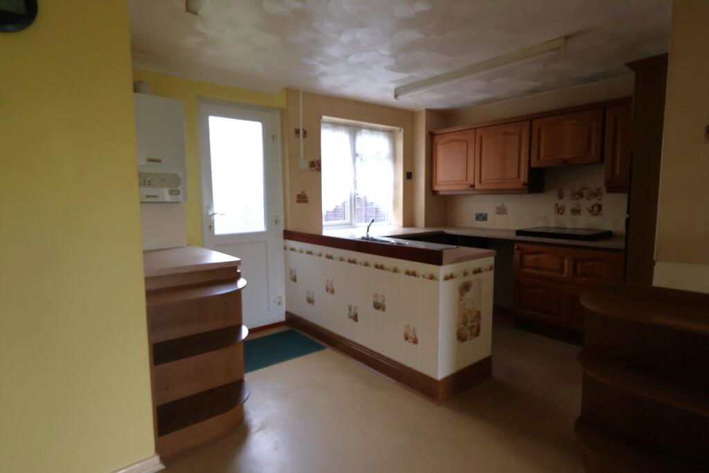 4 Bed in Atherfield Road, Southampton photo 3
