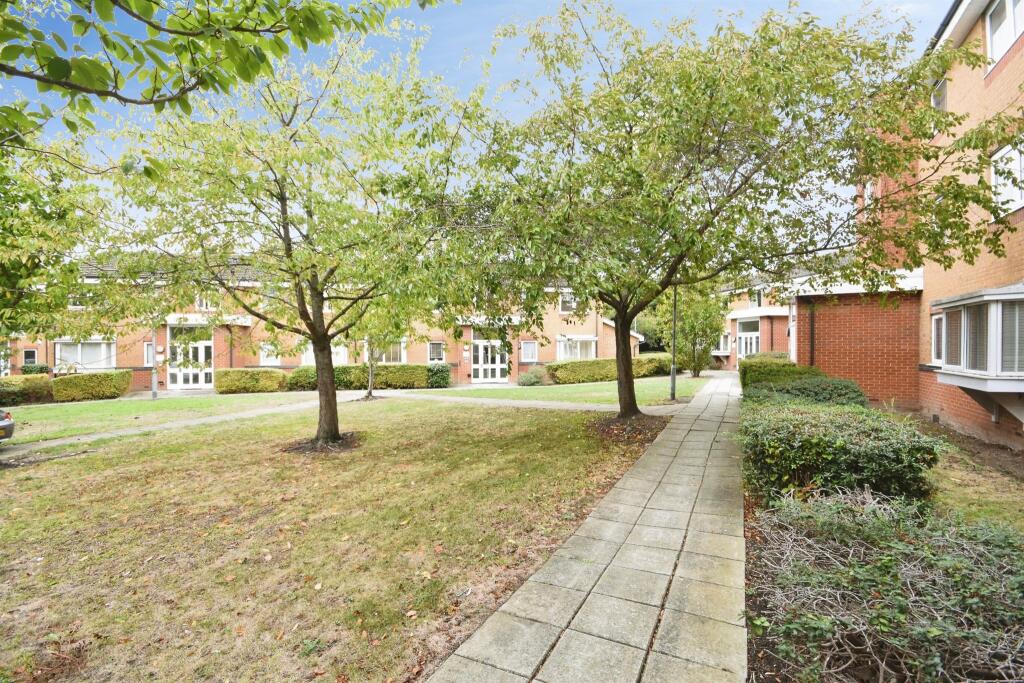 Apartment in Romford - View 3