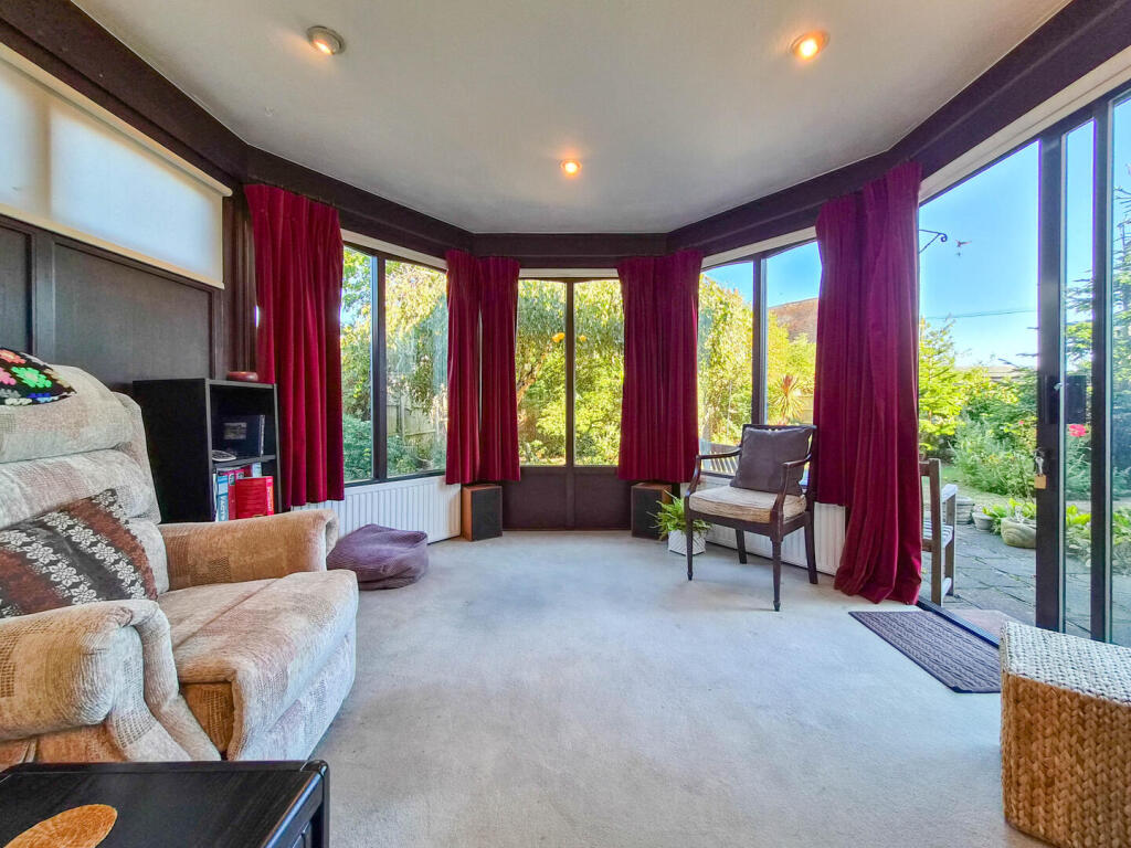 House in Southend-on-Sea, North Shoebury - More