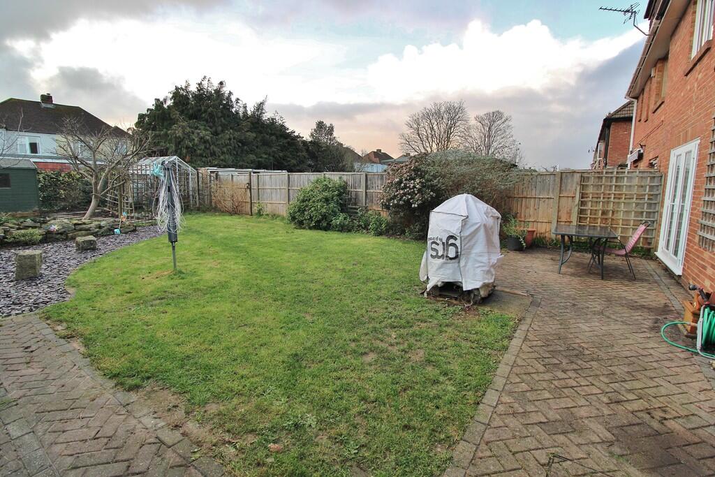 Foxbury Grove, Portchester photo 2