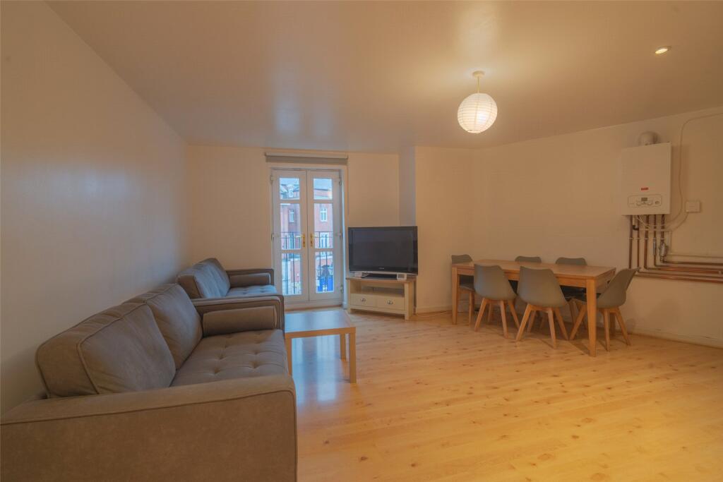 Apartment in Solihull, Dickens Heath - View 3