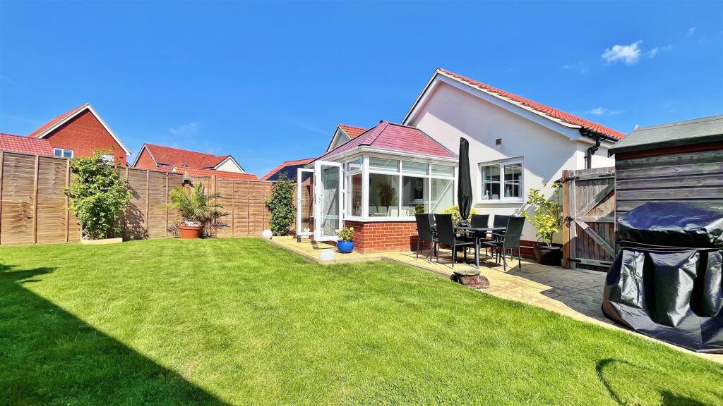 Ronson Drive, Thorpe-le-soken, Essex photo 2