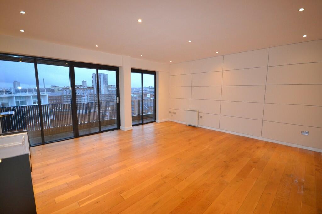 2-bed flat on Penthouse 6, Metropolitan Apartments, £140,000
