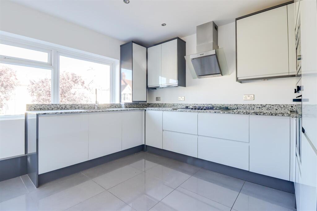 Apartment in Southend-on-Sea - View 5