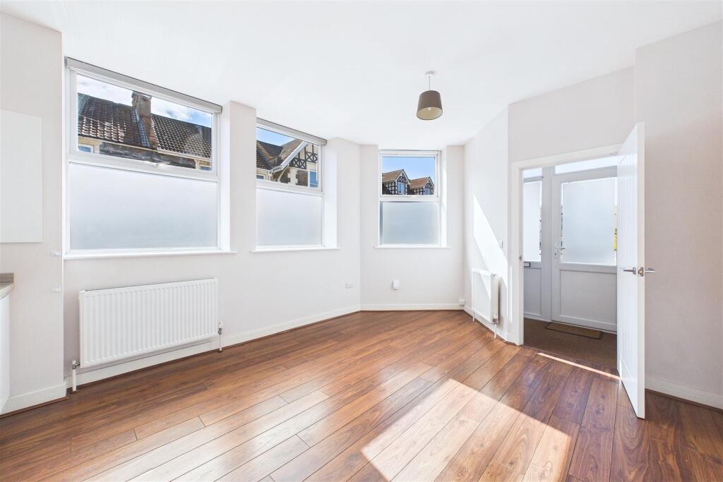 Modern living in central Clevedon photo 2