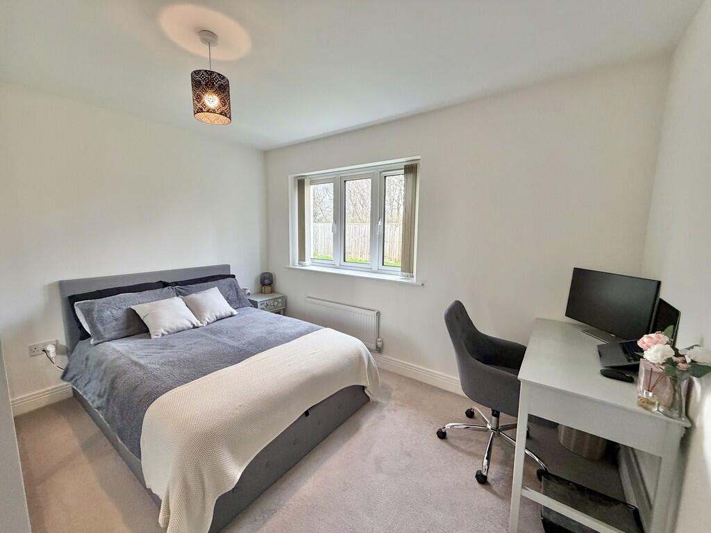 Apartment in Surrey Heath, Surrey - More