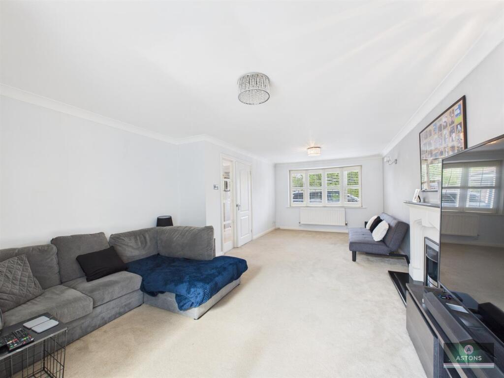 Moorland Road, Maidenbower photo 4