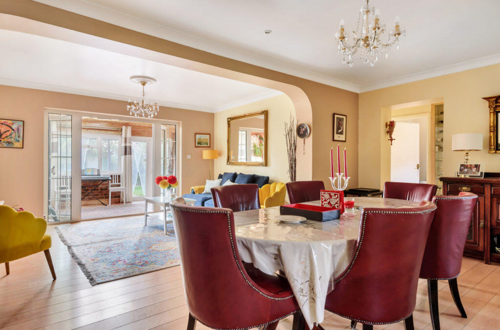 Saxon Drive, West Acton, W3 photo 4