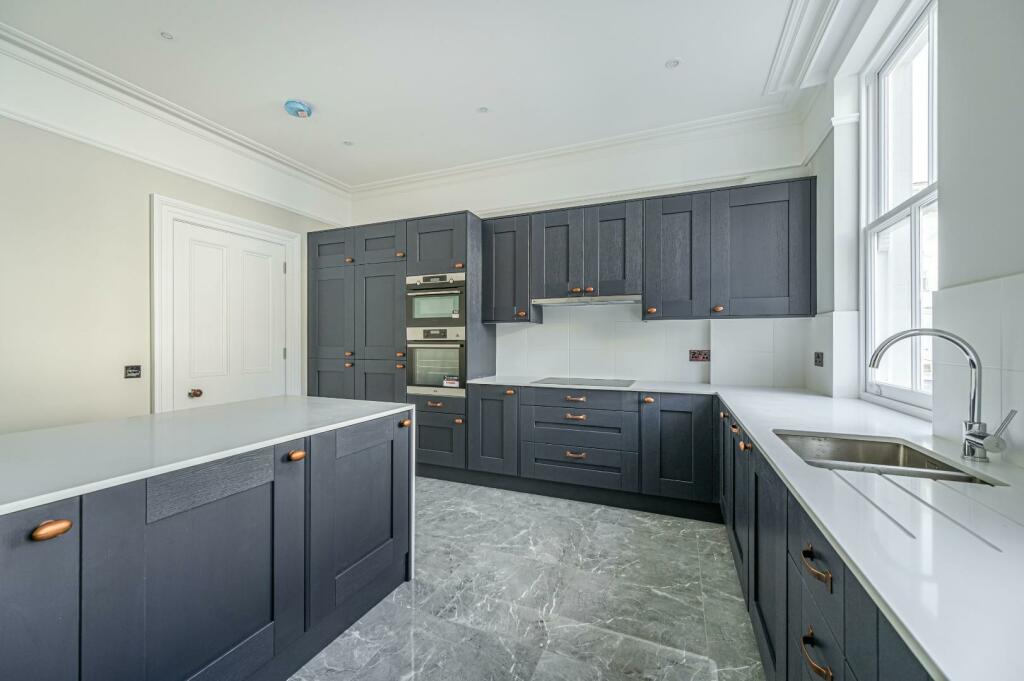 Apartment in Eastbourne, East Sussex - View 5