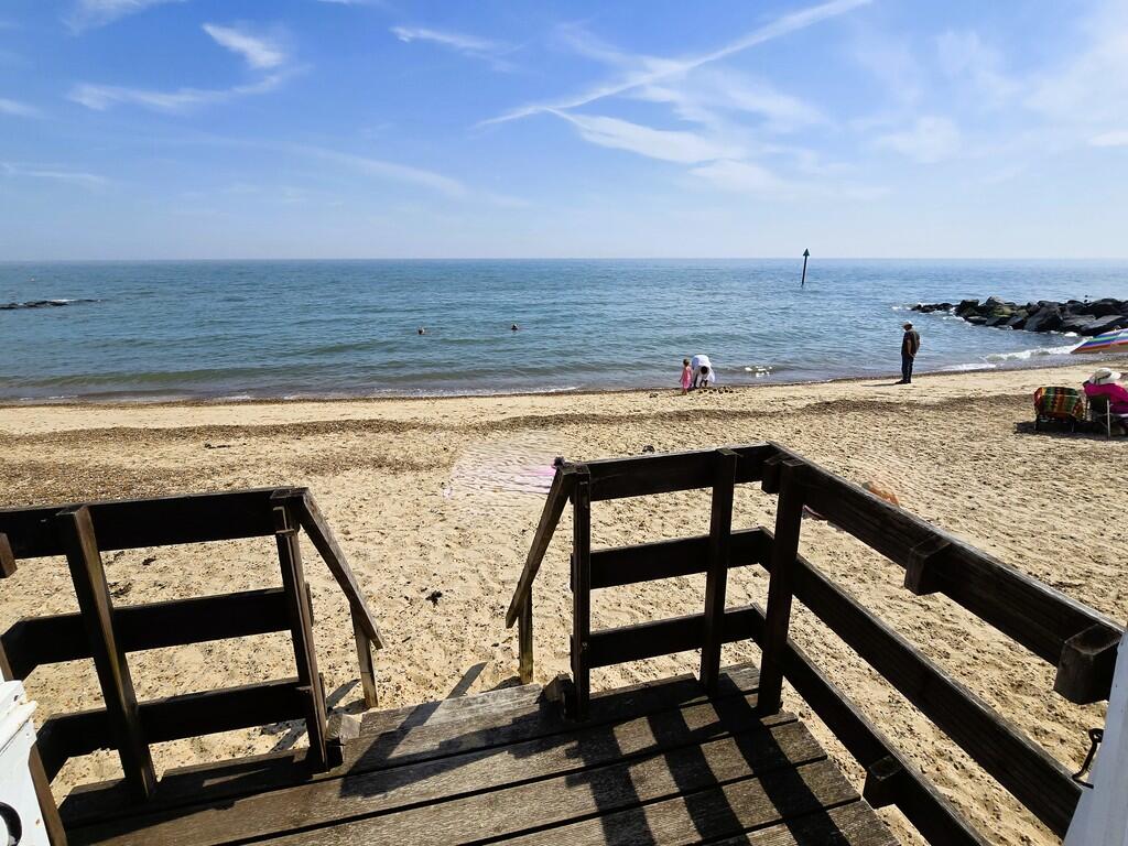 Adjacent Undercliff Road East, Felixstowe photo 5