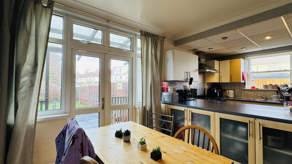 5 bedroom end of terrace house for rent