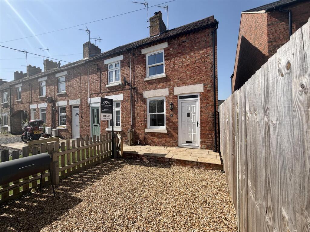Main image of property: Long Row, Woodford