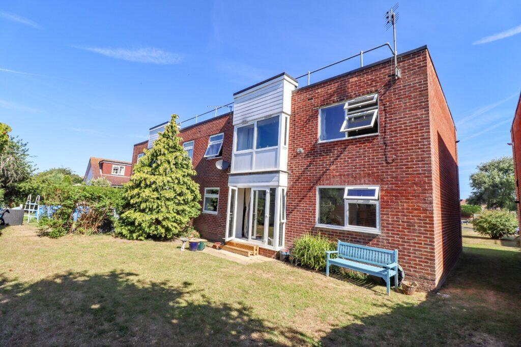 2-bed flat on Fishery Lane, Hayling Island, £195,000
