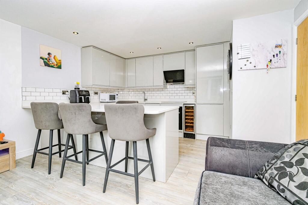 Apartment in Hemel Hempstead - View 3