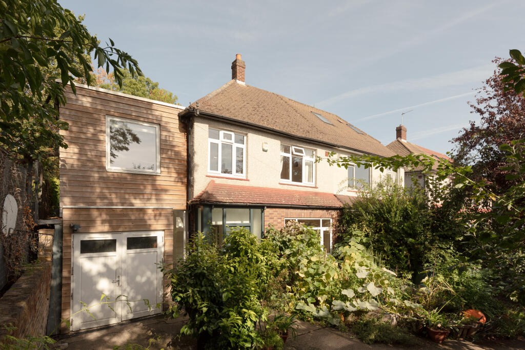 House in London - View 2