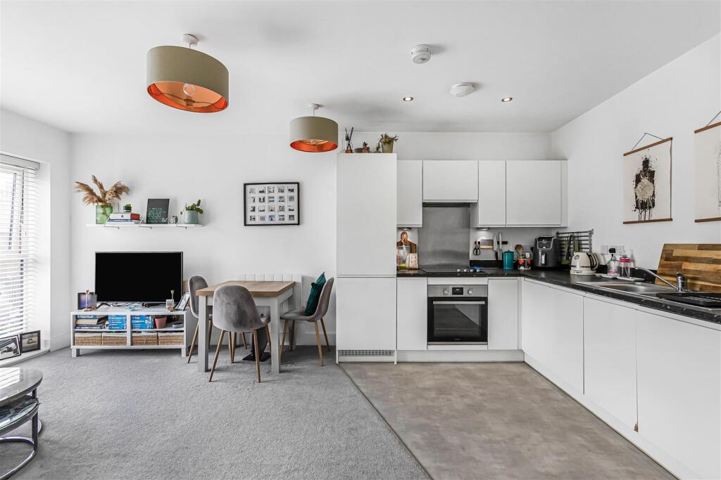Apartment in St Albans - More