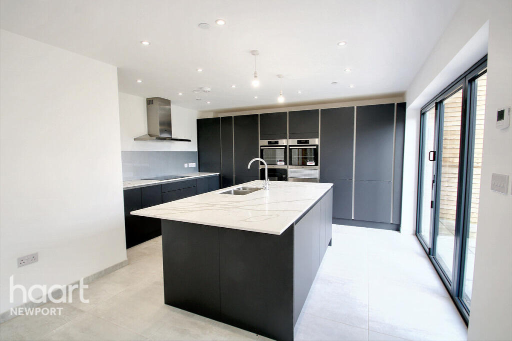 House in Newport - View 4