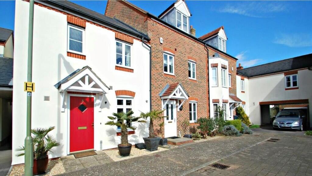 3-bed terraced on Hobbs Square, Petersfield, Hampshire, £400,000