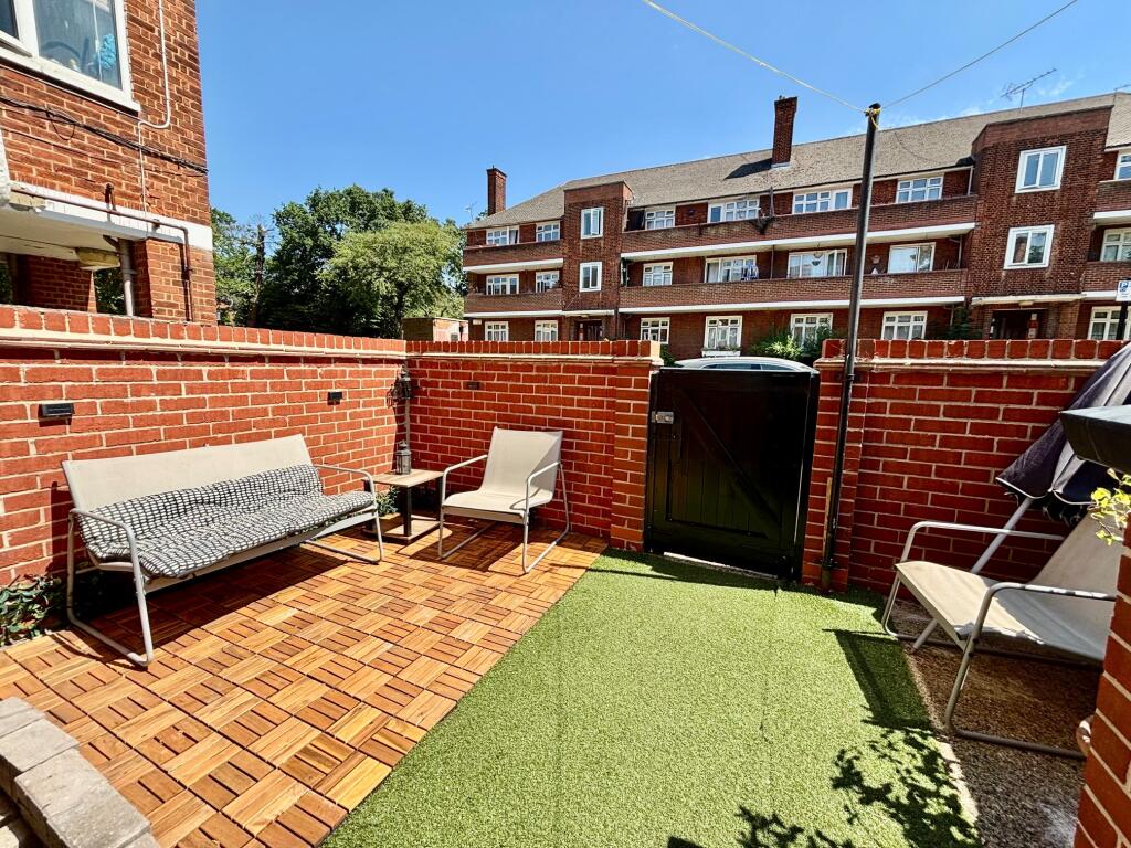 Rivenhall Gardens, South Woodford, E18 - View 4