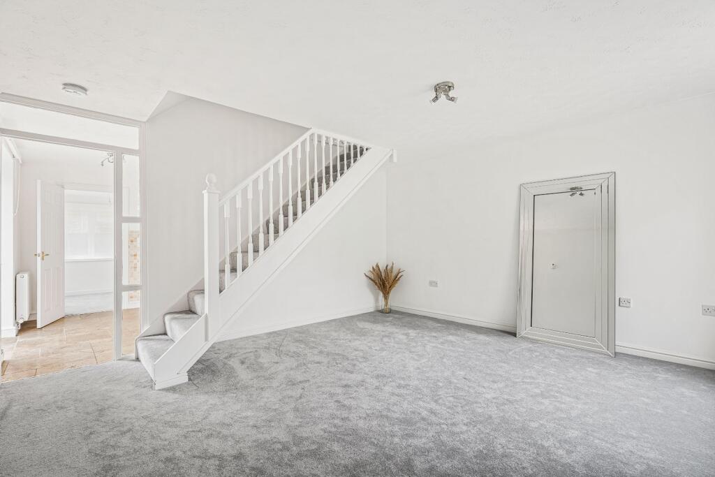 House in Gloucester - View 3