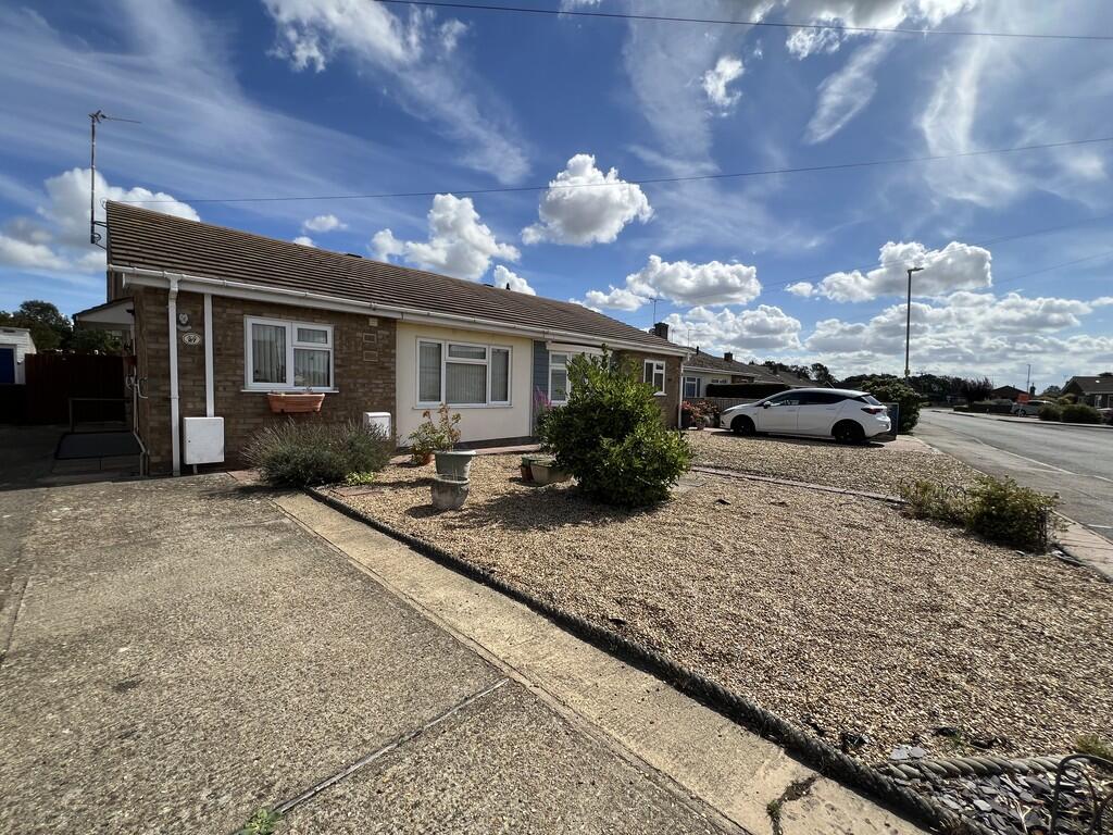 2-bed bungalow on Green Park, Chatteris, Cambs., PE16 6DL, £190,000