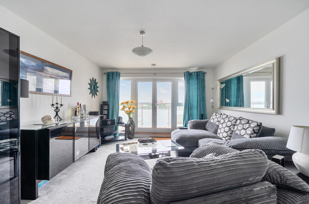 2-bed flat on Lifeboat Quay, Poole, Dorset, £270,000