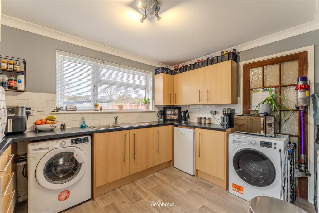 Selkirk Close, Merley, Wimborne photo 3