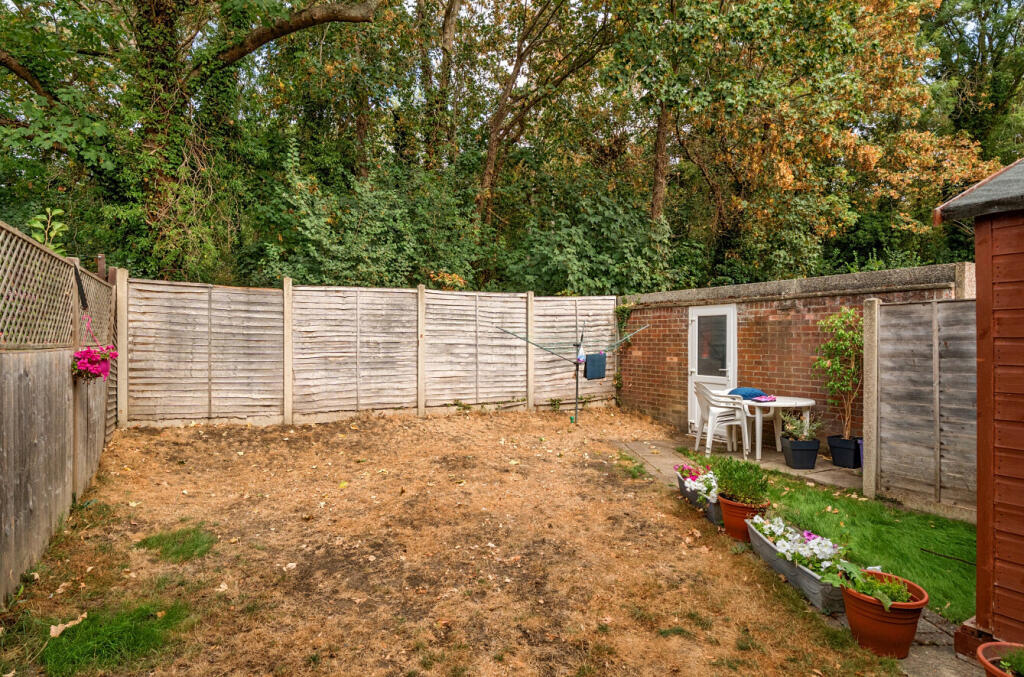 House in Guildford, Worplesdon - More