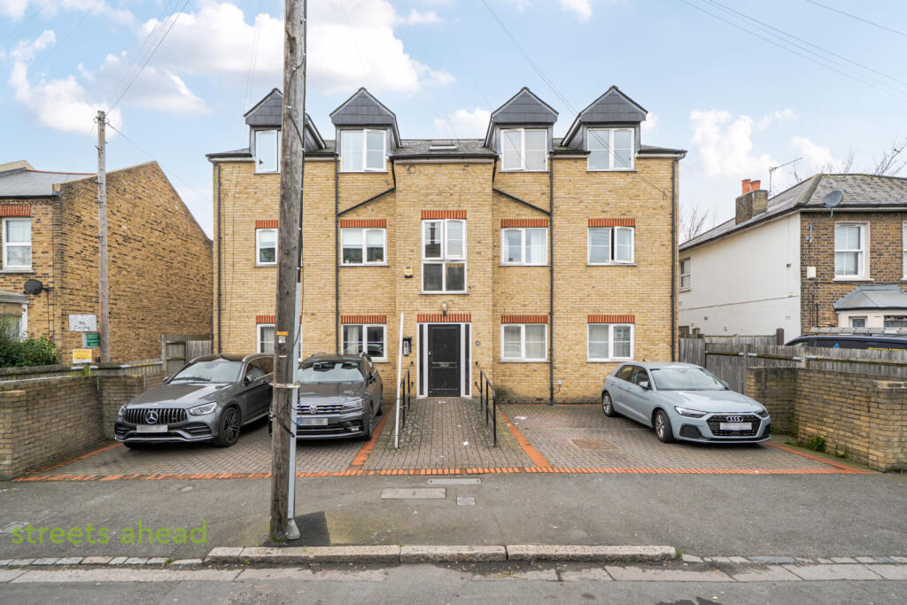 2-bed flat on Bensham Grove, Thornton Heath, CR7, £250,000