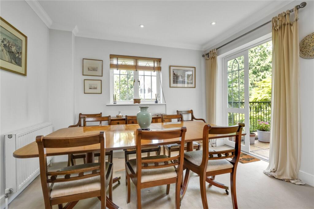 Apartment in Elmbridge, Weybridge - More